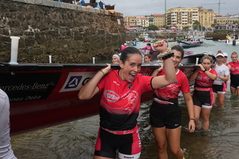 Zumaiako arraunlariak pozarren, beren burua kalean ikusi eta gero Kontxako Banderaren lehian ariko direlako azkenean.