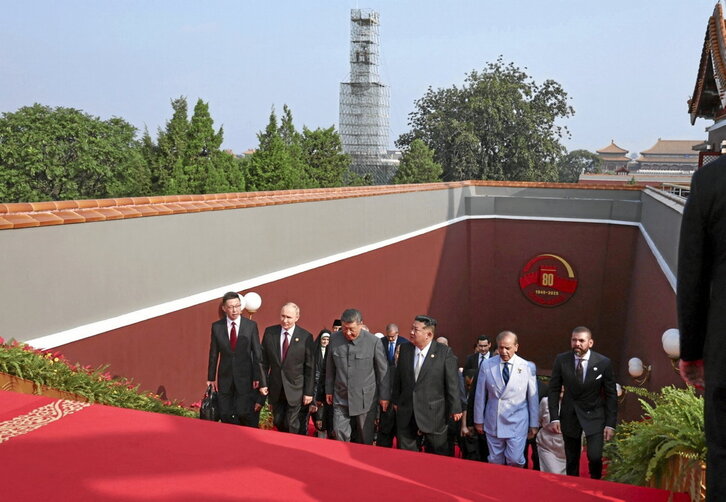 El ruso Putin y el norcoreano Kim, con el chino Xi en medio, de camino al desfile.