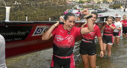 Zumaiako arraunlariak pozarren, beren burua kalean ikusi ondoren Kontxako Banderaren lehiarako sailkatu direlako.