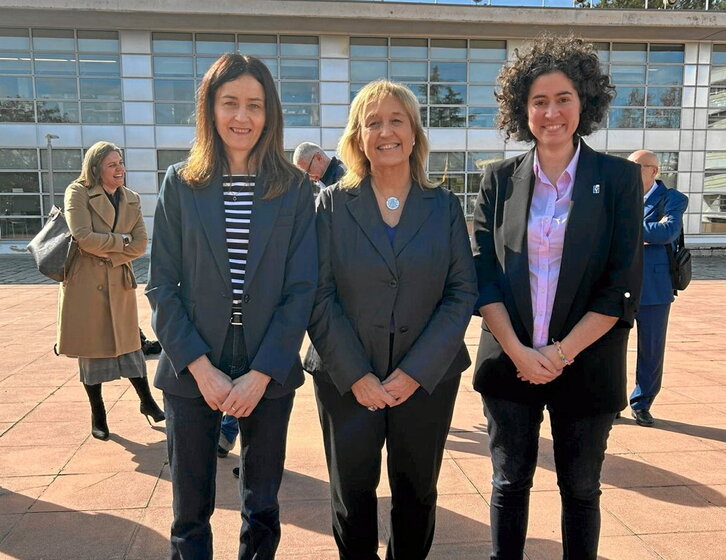Dobaran, a la izquierda, y Angulo, a la derecha, junto a la directora de Seguritat Pública de Catalunya.
