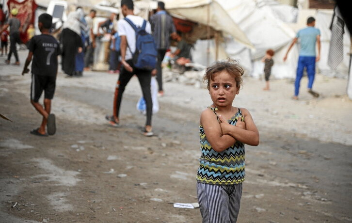Una niña sola mira con ojos temerosos en Ciudad de Gaza.