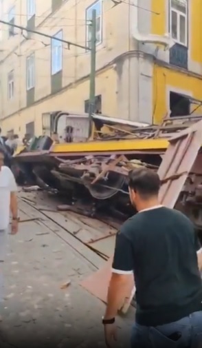 El funicular ha descarrilado y ha chocado contra un edificio. (Presidencia de Portugal)