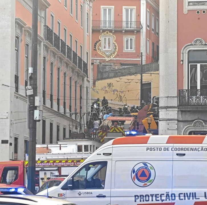 Despliegue de ambulancias y bomberos en el lugar de accidente.