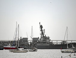 Buque de la Armada de EEUU amarrado en Panamá.