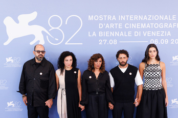 El actor palestino Amer Hlehel, la actriz estadounidense Clara Khoury, la cineasta tunecina Kaouther Ben Hania, el actor palestino Motaz Malhees y la actriz jordana/palestina/canadiense Saja Kilani en el photocall de ‘La voz de Hind’.