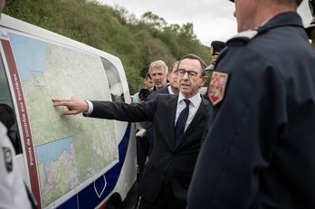 Lors de la visite du ministre de l'Intérieur Bruno Retailleau au péage de Biriatou, le 11 avril.