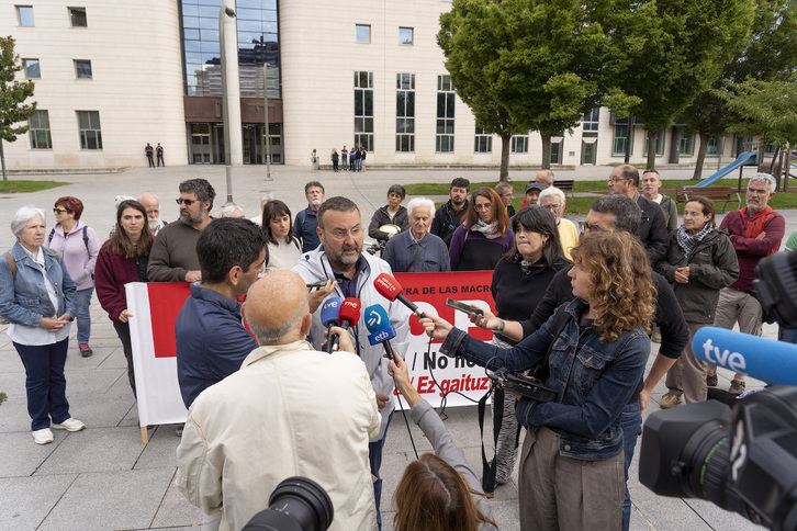 Pablo Lorente, portavoz de Sustrai, ante el Palacio de Justicia de Iruñea el martes, cuando se celebró el juicio contra cinco directivos de Valle de Odieta.