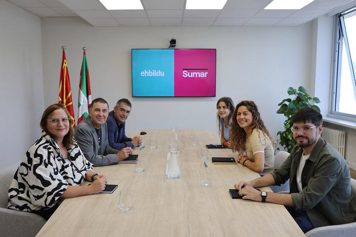 Un momento de la reunión mantenida por las direcciones de EH Bildu y Sumar en Bilbo.