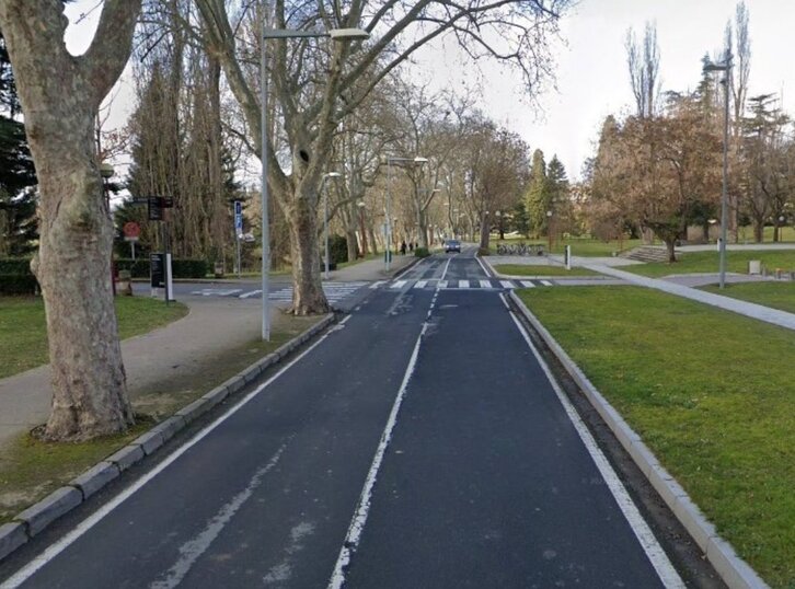 La carretera del campus de la Universidad del Opus se convertirá en una ciclocalle de sentido único.