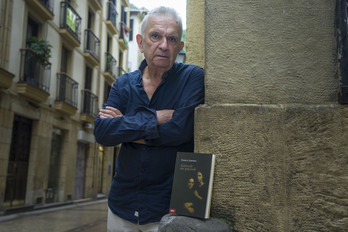Edorta Jimenez Ormaetxea, ‘Aizkorak eta gutunak’ eleberria aurkezten, Donostian.