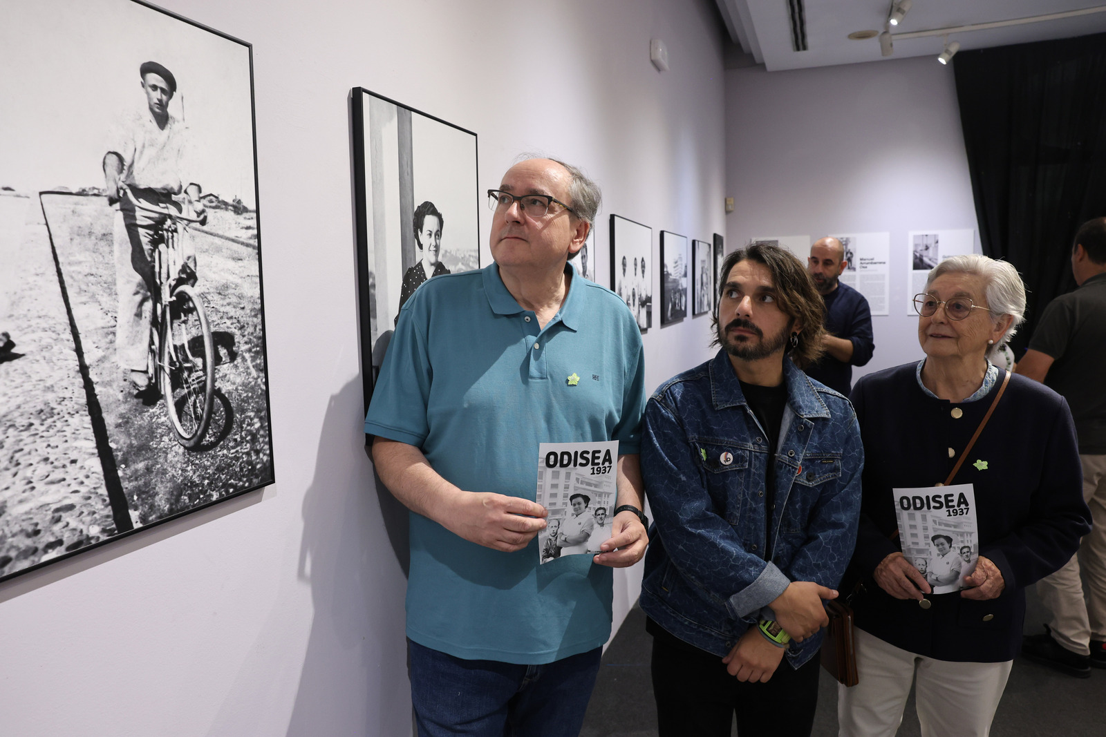 Mauro saravia argazkilaria, Manuel Arambarrenaren hiloba eta Gotzone Aranzibiaren alabaren artean. 