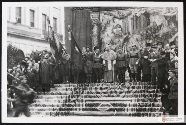 Olaechea participa en la imposición de la medalla al mérito militar a los soldados de diversas compañías navarras en 1937. (ARCHIVO MUNICIPAL DE IRUÑEA)