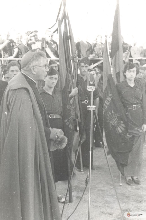 El obispo de Iruñea dirige unas palabras a mujeres de Falange Española tras una misa. (ARCHIVO MUNICIPAL DE IRUÑEA)