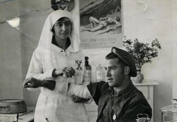 Una enfermera atiende a un militar herido en el Seminario, convertido en hospital de sangre durante la guerra del 36. (Francisco ZUBIETA/ARCHIVO GENERAL DE NAFARROA