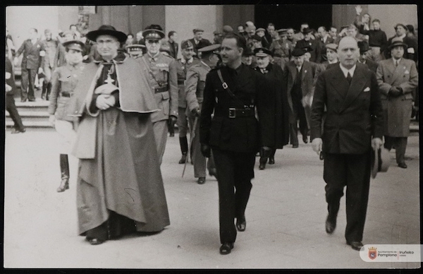 Olaechea, acompañado de autoridades militares y civiles franquistas, saliendo de la catedral en 1940. (ARCHIVO MUNICIPAL DE IRUÑEA)