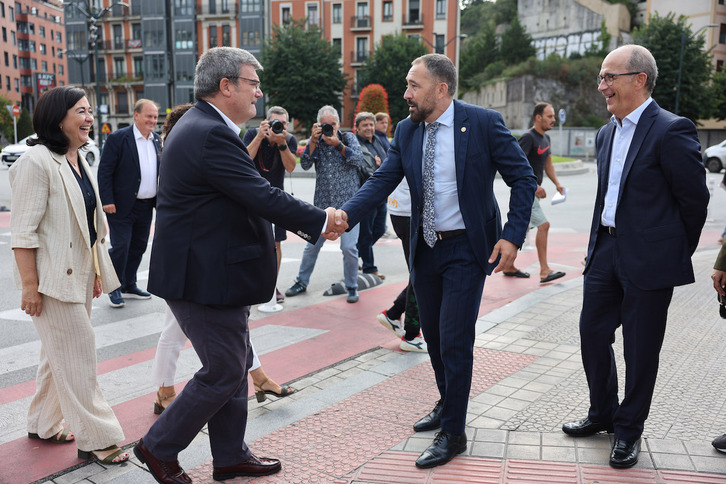 El alcalde Juan Mari Aburto y el consejero Denis Itxaso se saludan.