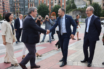 El alcalde Juan Mari Aburto y el consejero Denis Itxaso se saludan.
