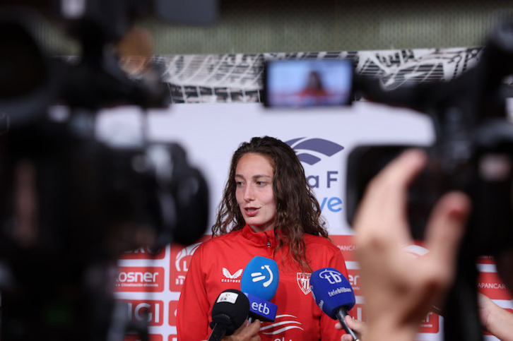 Adriana Nanclares habla con la prensa en San Mamés.