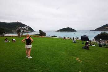 El rodaje en Miramar, ante el ‘marco incomparable’ donostiarra, con Moretti en la tienda negra de la parte inferior del jardín.