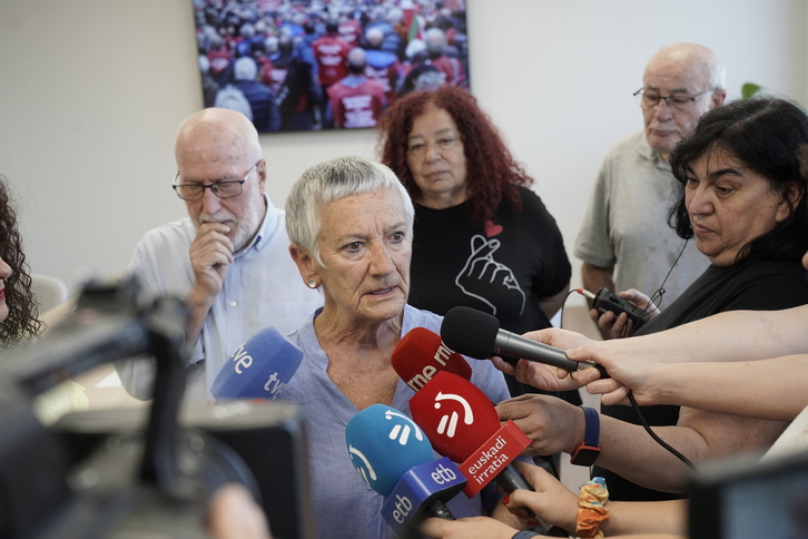 Ana Mezo hedabideei adierazpenak eskaintzen.