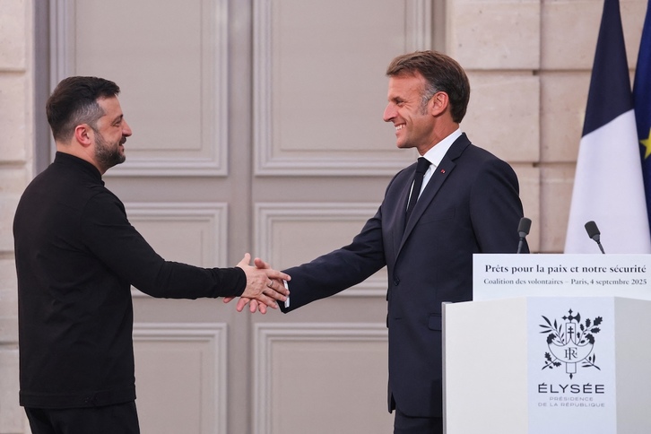 Zelenski y Macron se estrechan la mano en la reunión de París.