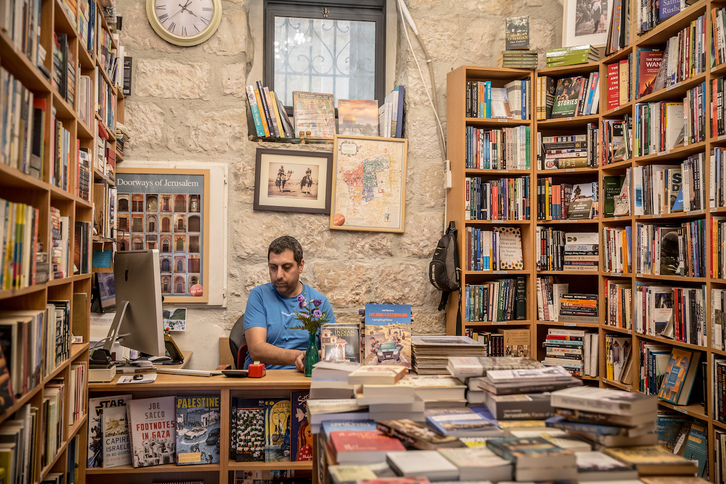 Mahmoud Muna en su librería Educational Bookshop en Jerusalén Este, que fue asaltada por el Ejército israelí y él detenido.