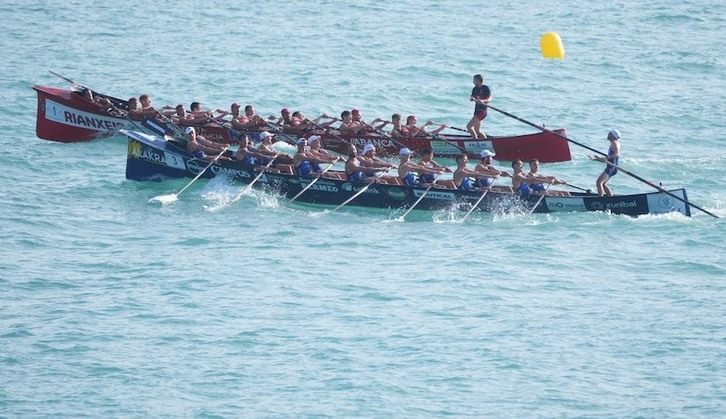 Tramitea bikain gaindituz, Urdaibai izan da Kontxako sailkatze estropadako garailea. (Jon URBE | FOKU)