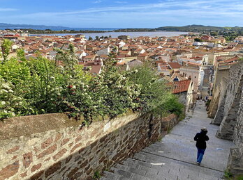 Carloforteko harresi albotik paseoan.