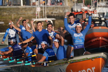 Lekittarrako arraunlarien poza, 26 urteren ondoren Kontxarako sailkatuta.