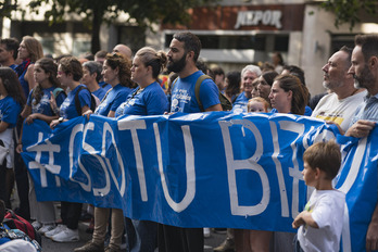 Concentración de las familias de Osotu Lanbarri ante la sede del Gobierno de Lakua el pasado lunes.