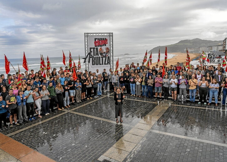 Zarauzko malekoian, Donostiako mobilizazioan parte hartzera dei egin dute.