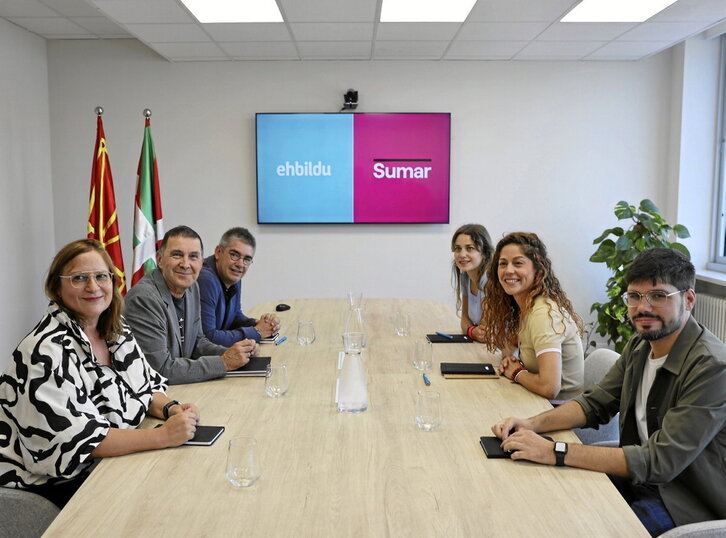 Un momento de la reunión mantenida ayer en Bilbo con Sumar.