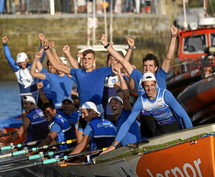 Lekittarra ontziko arraunlariak, pozez eta emozioz gainezka.