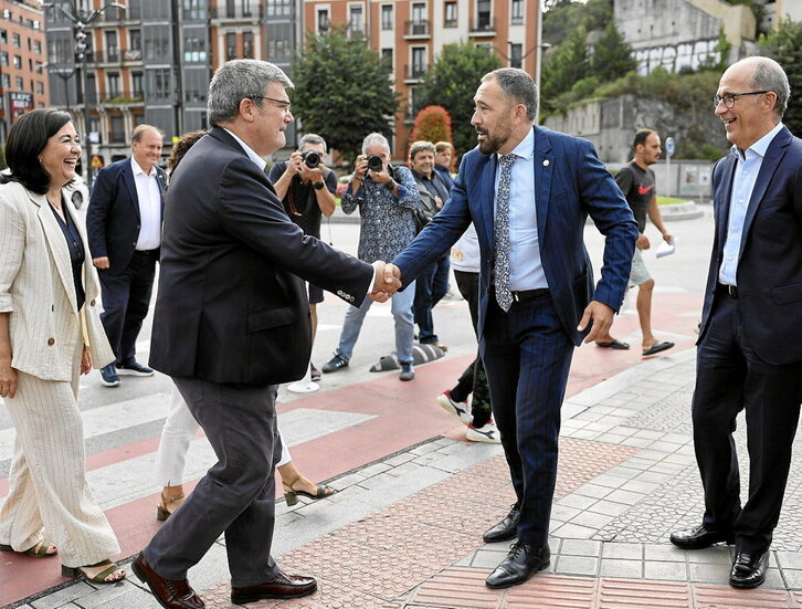 El alcalde de Bilbo, Juan Mari Aburto, y el consejero Denis Itxaso se saludan.