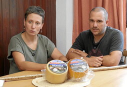 Agurtzane Gabiria eta Aitor Mantxola, beren bi gazta alerekin.