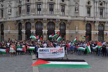 Arriaga antzokiaren aurrean bildu dira Palestinarekin Elkartasuna plataformak deitutakoak.