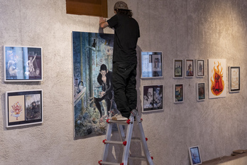 Técnicos ultiman el montaje de una de las exposiciones. 