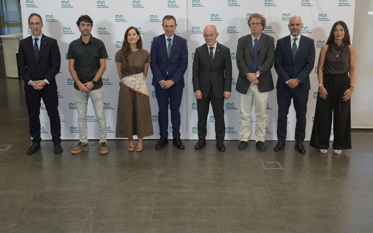 Unibertsitateko arduradunak eta agintariak, irekiera ekitaldian.