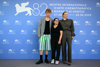 Ildikó Enyedi (centro), junto a Enzo Brumm y Luna Wedler.