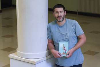 Garikoitz Goikoetxea, Iñaki Iurrebasorekin batera idatzi duen liburua aurkezten.