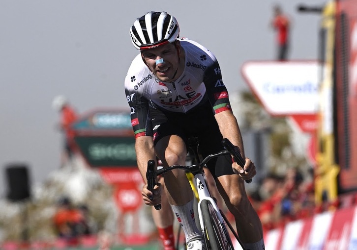 Con Vingegaard soldado a su rueda pero sin poder imponerse, Joao Almeida ha llevado su agonía en el Angliru hasta la gloria.