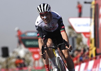 Con Vingegaard soldado a su rueda pero sin poder imponerse, Joao Almeida ha llevado su agonía en el Angliru hasta la gloria.