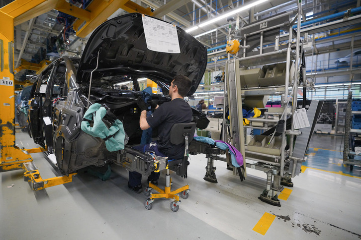 Imagen de un operario en la cadena de Mercedes-Benz en Gasteiz.