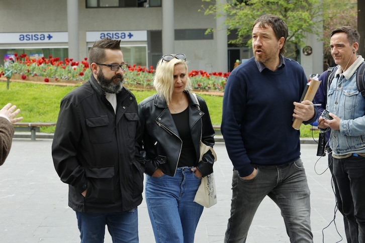 Joseba Novoa y Amaya Zabarte, junto a su abogado, Iker Sarriegi, a la entrada de los juzgados a principios de abril pasado.