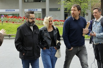 Joseba Novoa y Amaya Zabarte, junto a su abogado, Iker Sarriegi, a la entrada de los juzgados a principios de abril pasado.