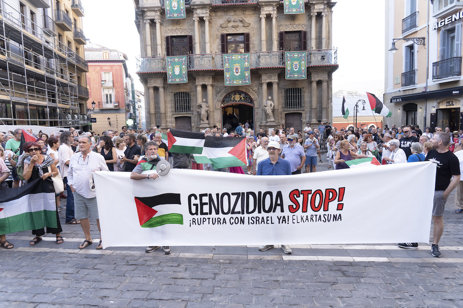 Ante el Ayuntamiento de Iruñea. Ante el Ayuntamiento de Iruñea.