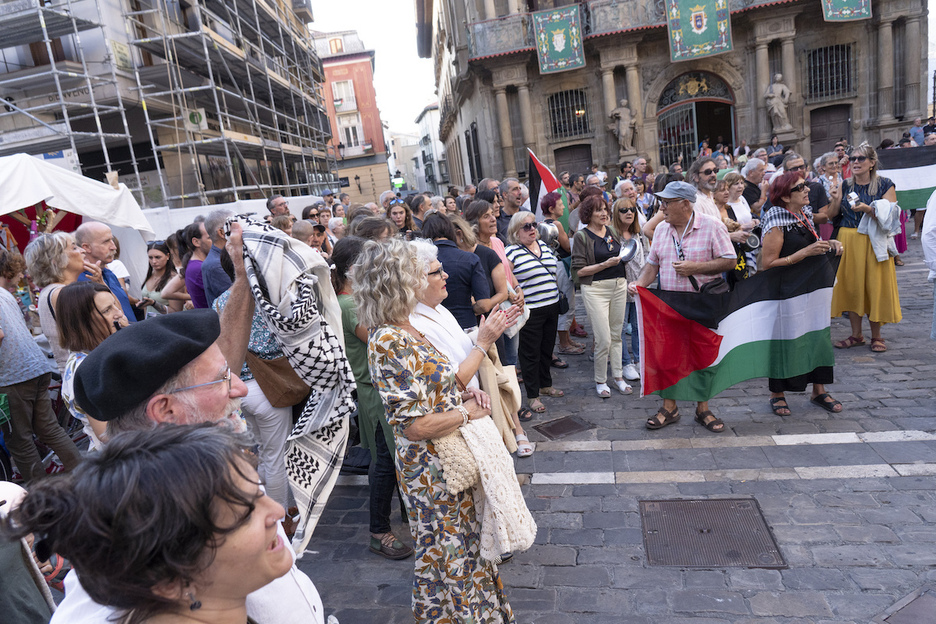 La bandera palestina y las kufiyas también han estado presentes. La bandera palestina y las kufiyas también han estado presentes.