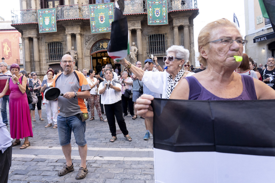 Con sartenes, tapas, silbatos... la protesta contra el genocidio ha sido estruendosa. Con sartenes, tapas, silbatos... la protesta contra el genocidio ha sido estruendosa.