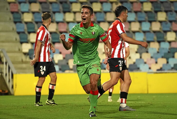 Osambela celebra el gol que le permitió a Osasuna hacerse con la novena edición de la Euskal Herriko Txapela.
