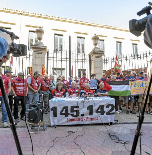 El movimiento de pensionistas compareció ante el Parlamento de Gasteiz.